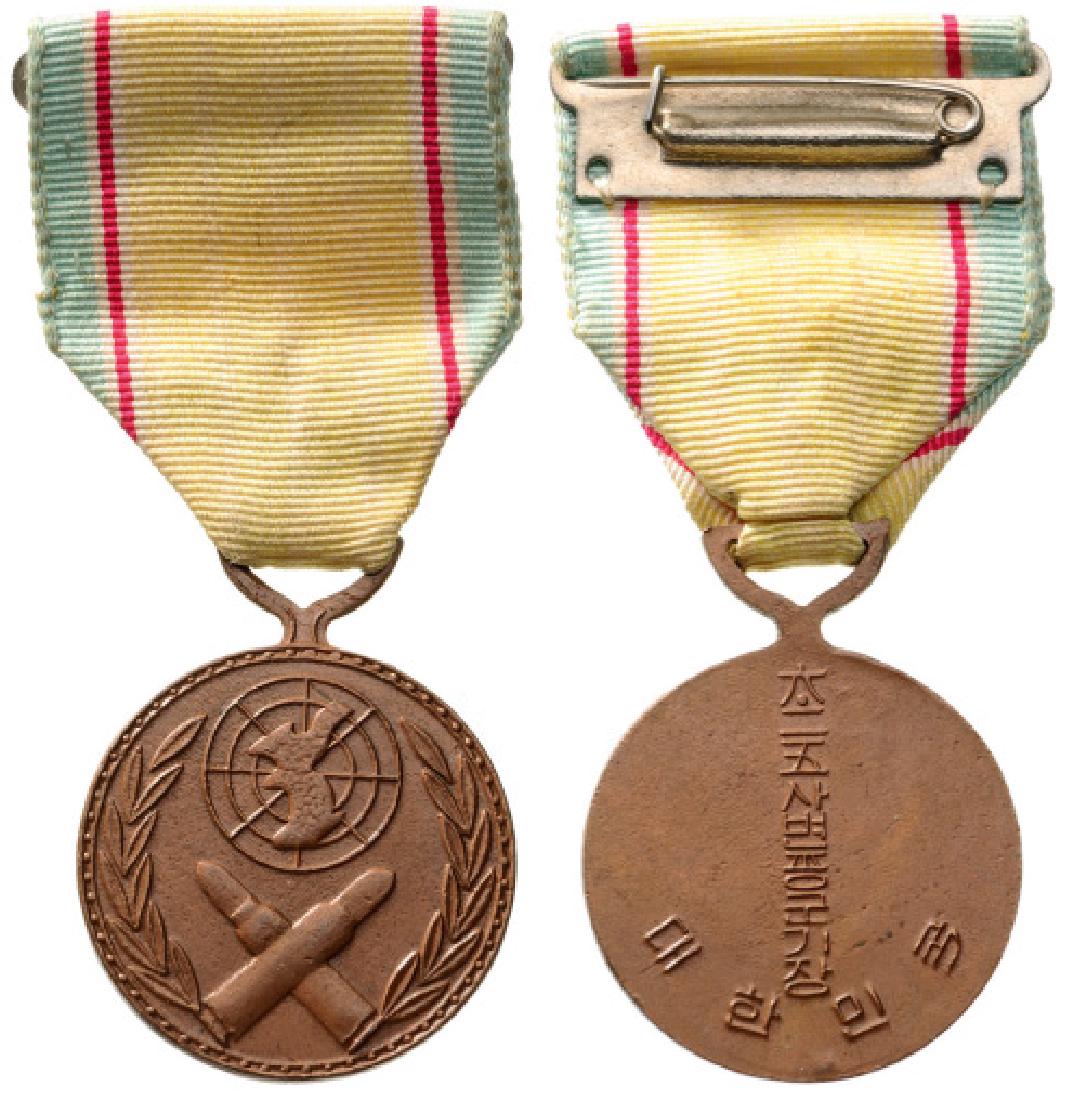 War Service Medal, instituted in 1950: Breast Badge, bronze, 32 mm, Korean inscriptions on back, original ribbon and hook. I