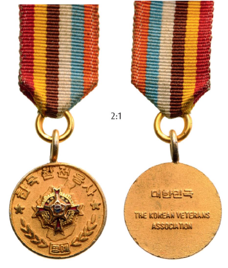 Korean Veterans Association Decoration: Breast Badge, 17 mm, gilt bronze, obverse enameled, original suspension ring and ribbon. I