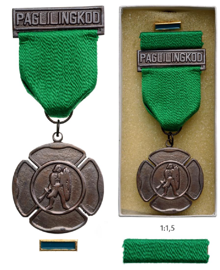 Service Medal: Breast Badge, 38 mm, bronze, original suspension ring and ribbon with clasp "PAGLILINGKOD", in original box of issue with ribbon bar and lapel hole rosette. Local manufacture. Mint state! I