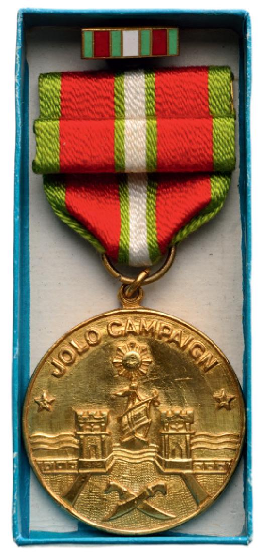 Jolo Campaign Medal: Breast Badge, 40 mm, gilt bronze, original suspension ring and ribbon with attachment pin, in original box of issue with ribbon bar and lapel hole rosette. Local manufacture. Mint state! I