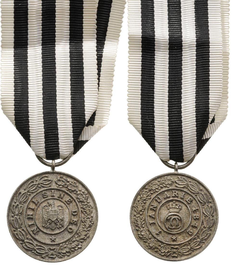 Medal of The Royal House, instituted in 1935.: 2nd Class. Breast Badge, 33 mm, Silver, original suspension ring and ribbon. Rare! I R!