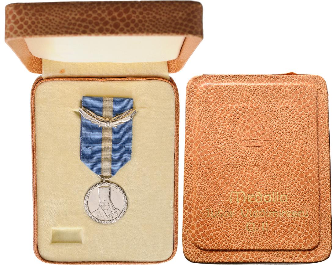 TUDOR VLADIMIRESCU MEDAL, instituted in 1966: ROMANIA - SOCIALIST REPUBLIC, 1966-1989, 2nd Class. Breast Badge, 38 mm, Bronze silvered, original suspension ring and ribbon with palms in original box of issue with gilt inscription on the lid. I