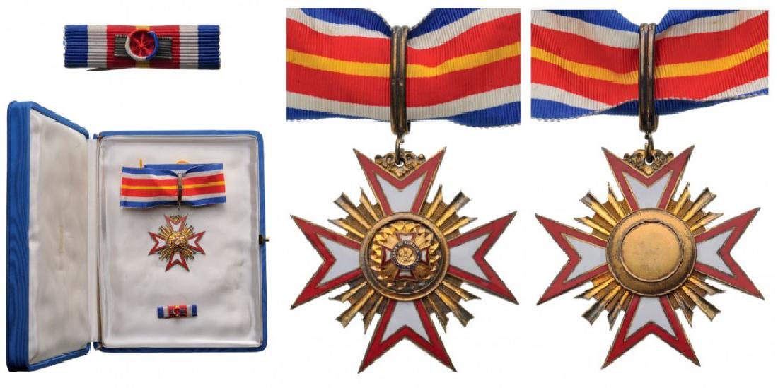 DECORATION OF THE ASSOCIATION OF VETERANS OF FOREIGN: UNITED STATES OF AMERICA, Commander's Cross. Neck Badge, 55 mm, gilt Silver, French hallmark "boar's head" and maker's mark "A.C", both sides enameled, central medallion gilt silver, enameled, with or