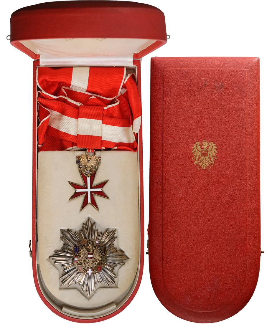 DISTINCTION OF HONOR FOR MERIT TO THE REPUBLIC: 1st Class Set. Sash Badge, 68x50 mm, Bronze silvered, original heraldic suspension, ring and long sash with rosette. Breast Star, Silver, 98 mm, makerâ€™s mark â€œAnto