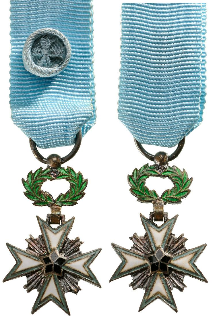 ORDER OF THE BLACK STAR: Officer's Cross Miniature, 4th Class, instituted in 1889. Breast Badge, 25x15 mm, Silver, both central medallions gilt silver, both sides enameled, original suspension ring and ribbon with rosette. I 