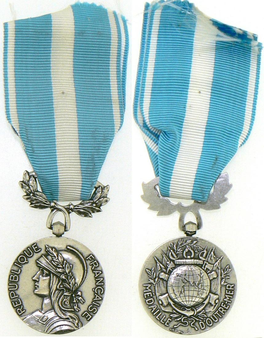 Overseas Medal: Breast Badge, 30 mm, Silver, signed by Georges Lemaire, original suspension device and ribbon. I Country: FRANCE