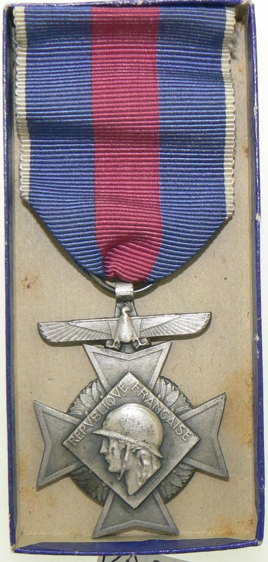 Voluntary Military Service Cross: Silver Class. Breast Badge, 42x32 mm, Silver, original suspension ring and ribbon , in orginal case of issue. Scarce! R! I Country: FRANCE