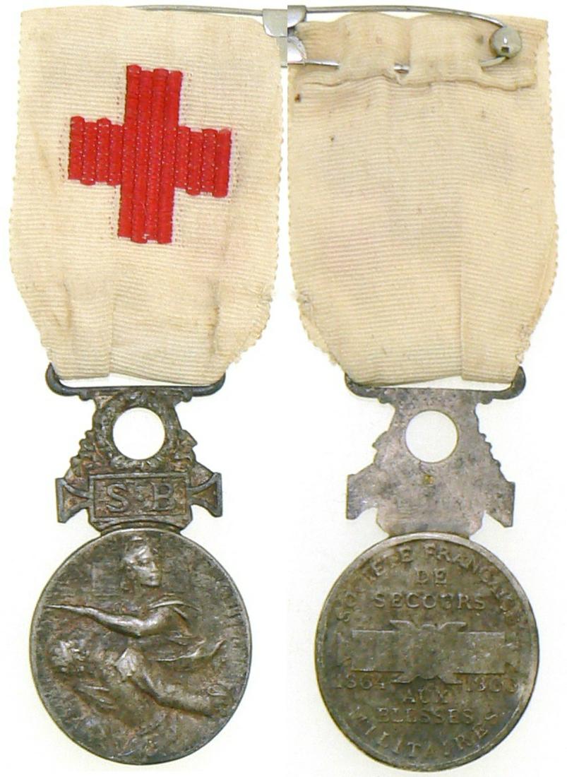 Society of the WWI Wounded Military: Breast Badge, 45x32 mm, silvered Metal, original suspension device and ribbon. I Country: FRANCE