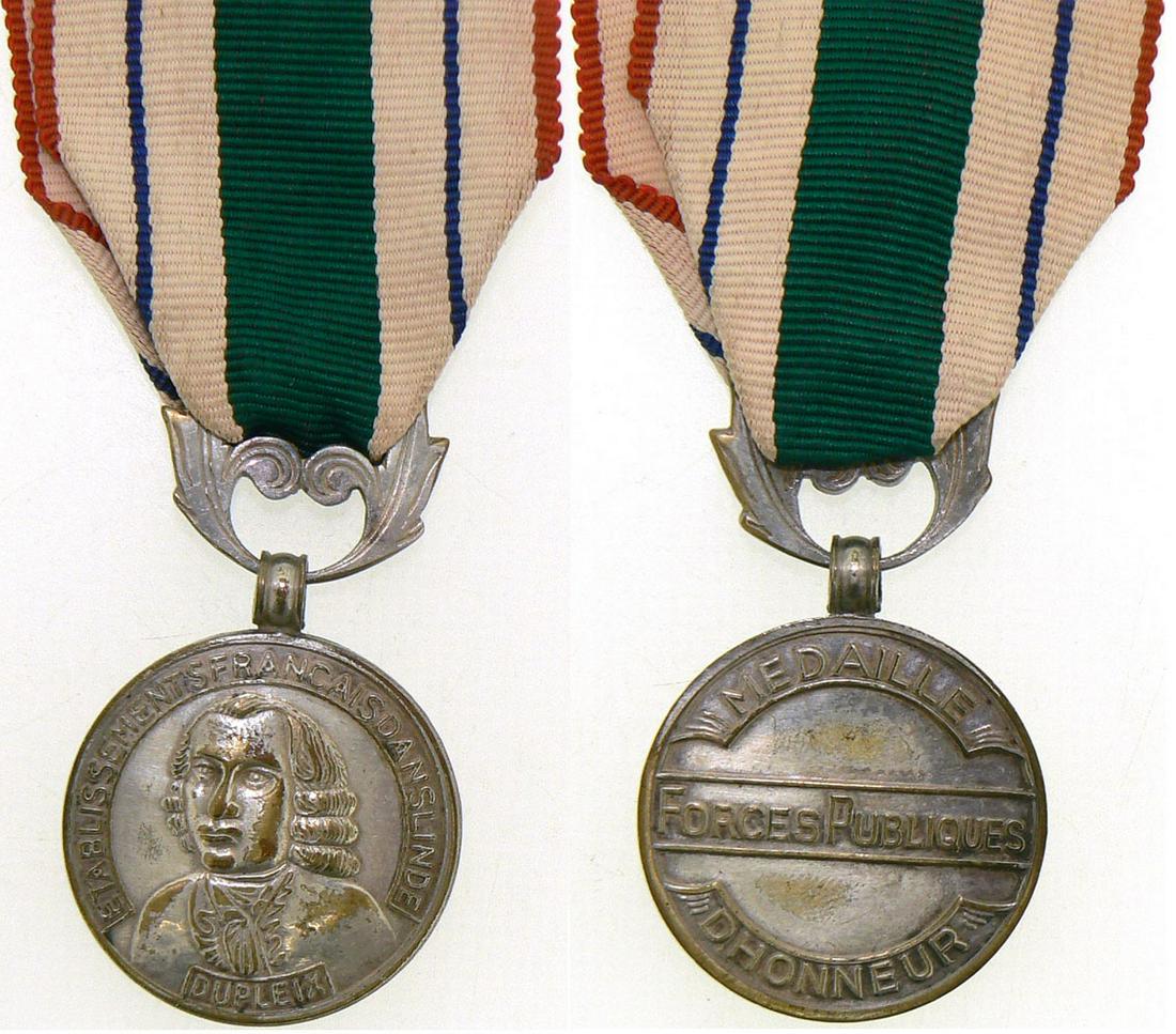Honor Medal of Indian Public Forces, Etat Francais (so: Breast Badge, 29 mm, silvered Bronze, original suspension ring and ribbon. Rare! I Country: FRANCE