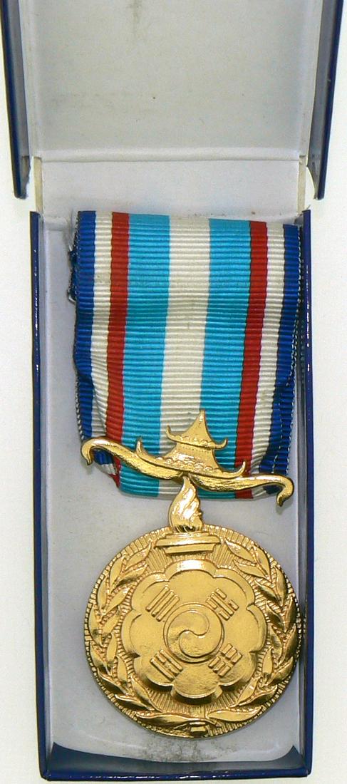 Korean War United Nations Operations Commemorative: Breast Badge, 36 mm, gilt Bronze, original suspension device and ribbon in original case of issue. Mint state! I Country: FRANCE