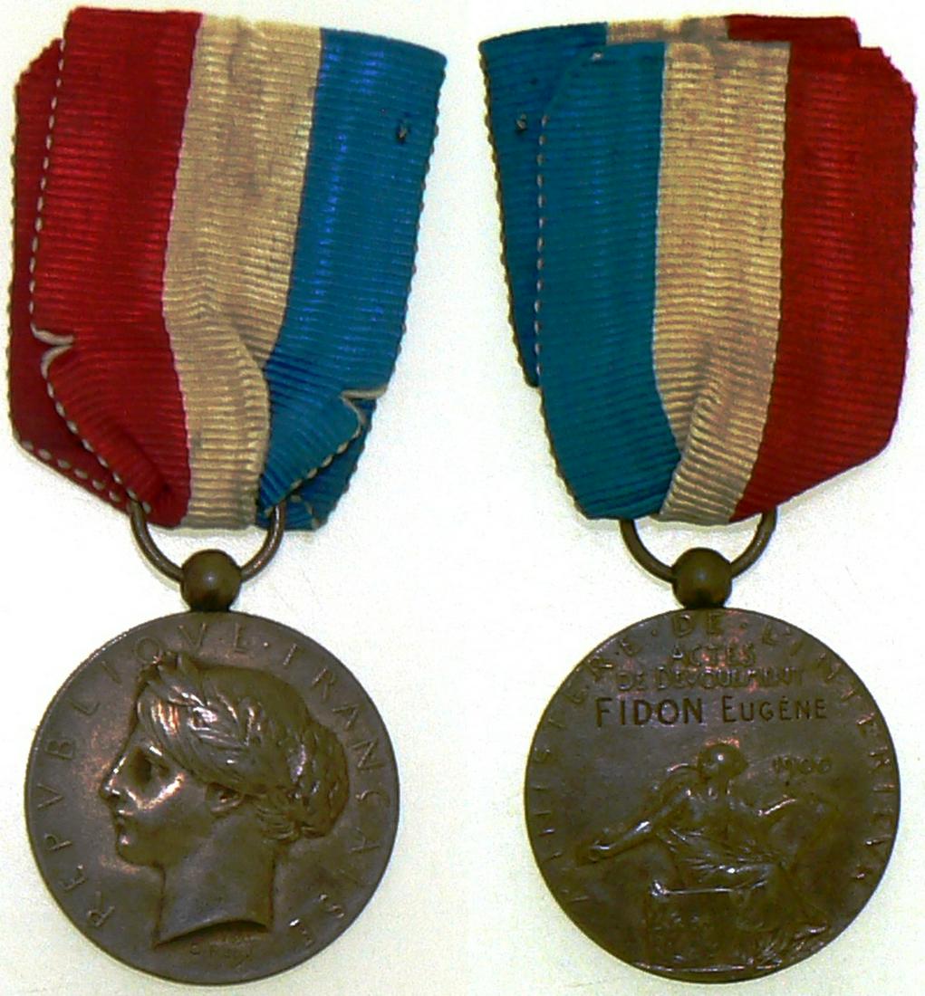Medal for Acts of Courage and Devotion from Ministry of: Bronze Class, named. Breast Badge, 27 mm, Bronze, signed Roty original suspension ring and ribbon. I Country: FRANCE