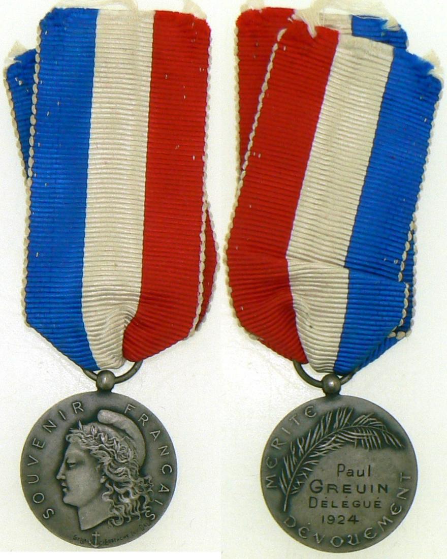 French Souvenir Association Medal for Devotion: Silver Class, named. Breast Badge, 27 mm, silvered Metal, signed by "Eustache Inv. Del". Original suspension loop and ribbon. I Country: FRANCE