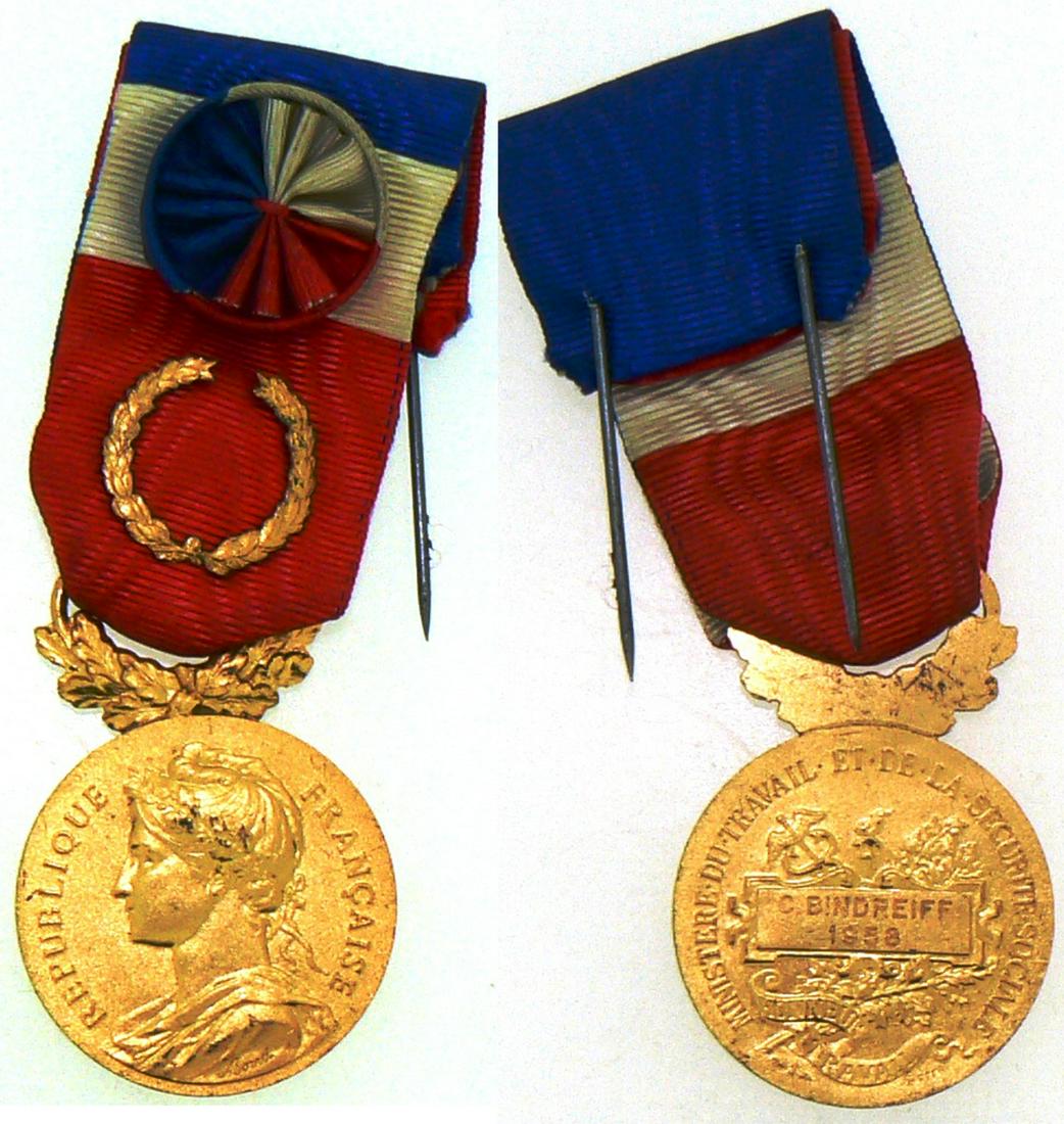 Labour Medal, Social Affairs Ministry: Grand Gold Class, named. Breast Badge, 27 mm, gilt Silver, original suspension loop and ribbon with rosette and palms. Scarce! R! I Country: FRANCE