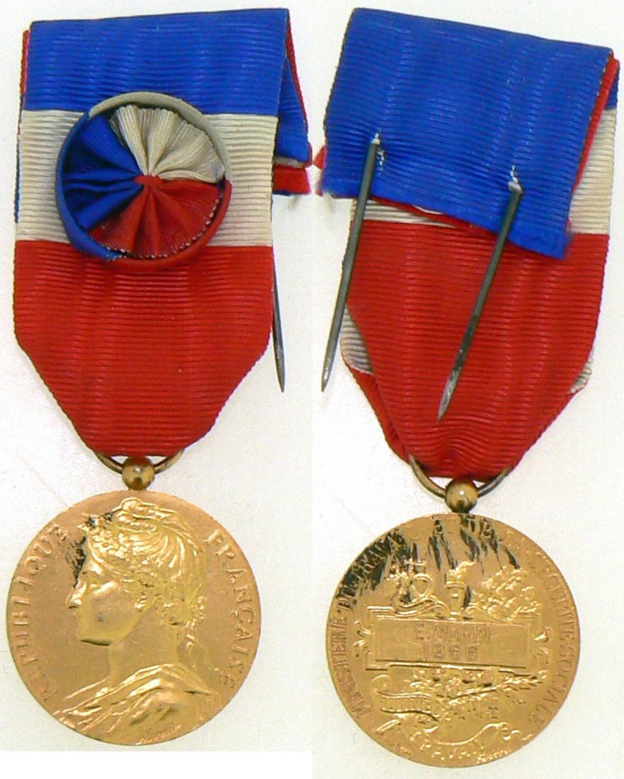 Labour Medal, Social Affairs Ministry: Silver gilt Class, named. Breast Badge, 27 mm, gilt Silver, signed by Borrel, original suspension loop and ribbon with rosette. I Country: FRANCE