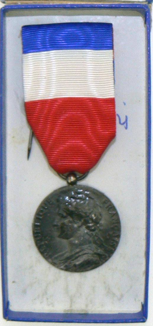 Labour Medal, Social Affairs Ministry: Silver Class. Breast Badge, 26 mm, Silver, original suspension loop and ribbon in original case of issue. I Country: FRANCE