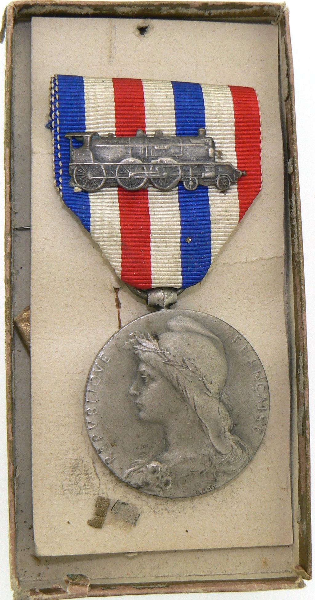 Railways Medal, 1st Model: Breast Badge, 32 mm, silvered Metal, original suspension ring and ribbon with silvered train, in original damaged case of issue. I/II Country: FRANCE