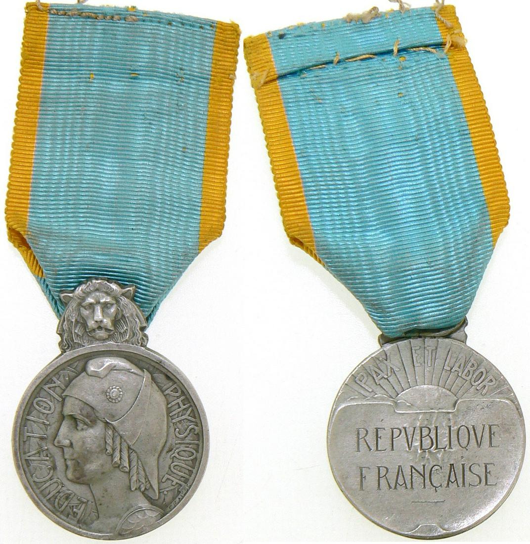 Phisical Education Medal: Silver Class. Breast Badge, 27 mm, Silver, original suspension ring and ribbon. Scarce! I R! Country: FRANCE