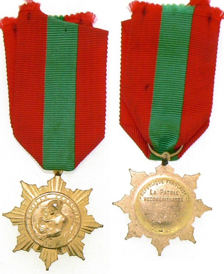 Honor Medal of Family: 1st Type, 3rd Class. Breast Badge, 35 mm, gilt Bronze, original suspension ring and ribbon. I Country: FRANCE