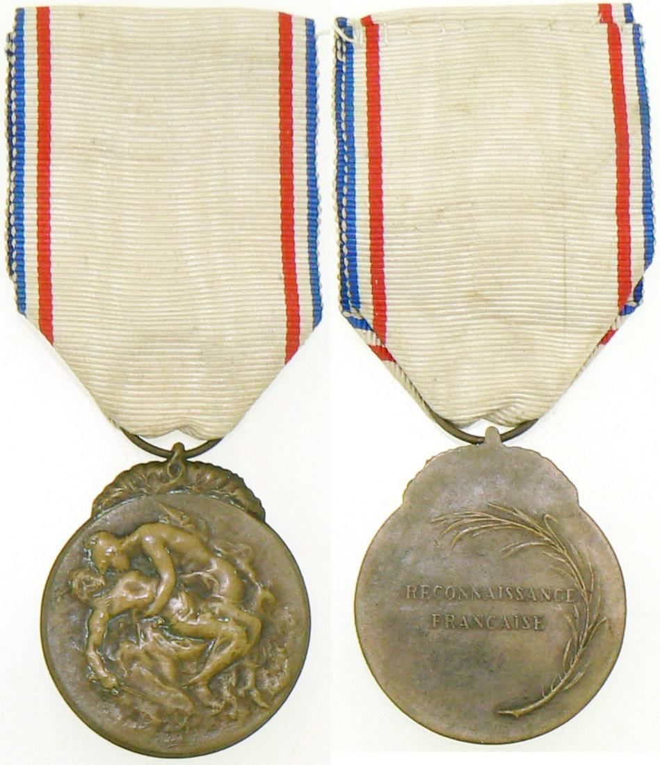Medal of French RecognitionÂ : 1st Type, 3rd Class. Breast Badge, 32 mm, Bronze, original suspension ring and ribbon. Rare! I Country: FRANCE