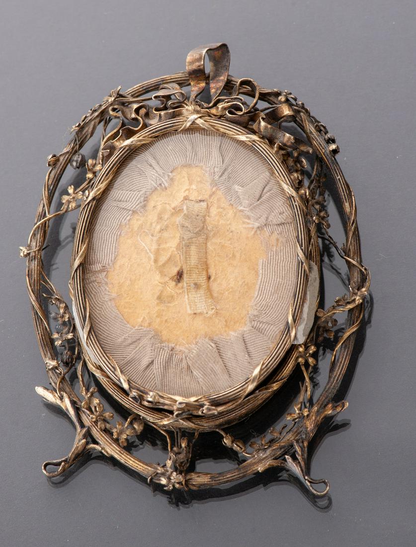 Photo frame: Silver-gilt frame for photography, openwork model Louis XV style. Nice condition, charming object, 18 g net of silver. Nineteenth work from France. Country: FRANCE