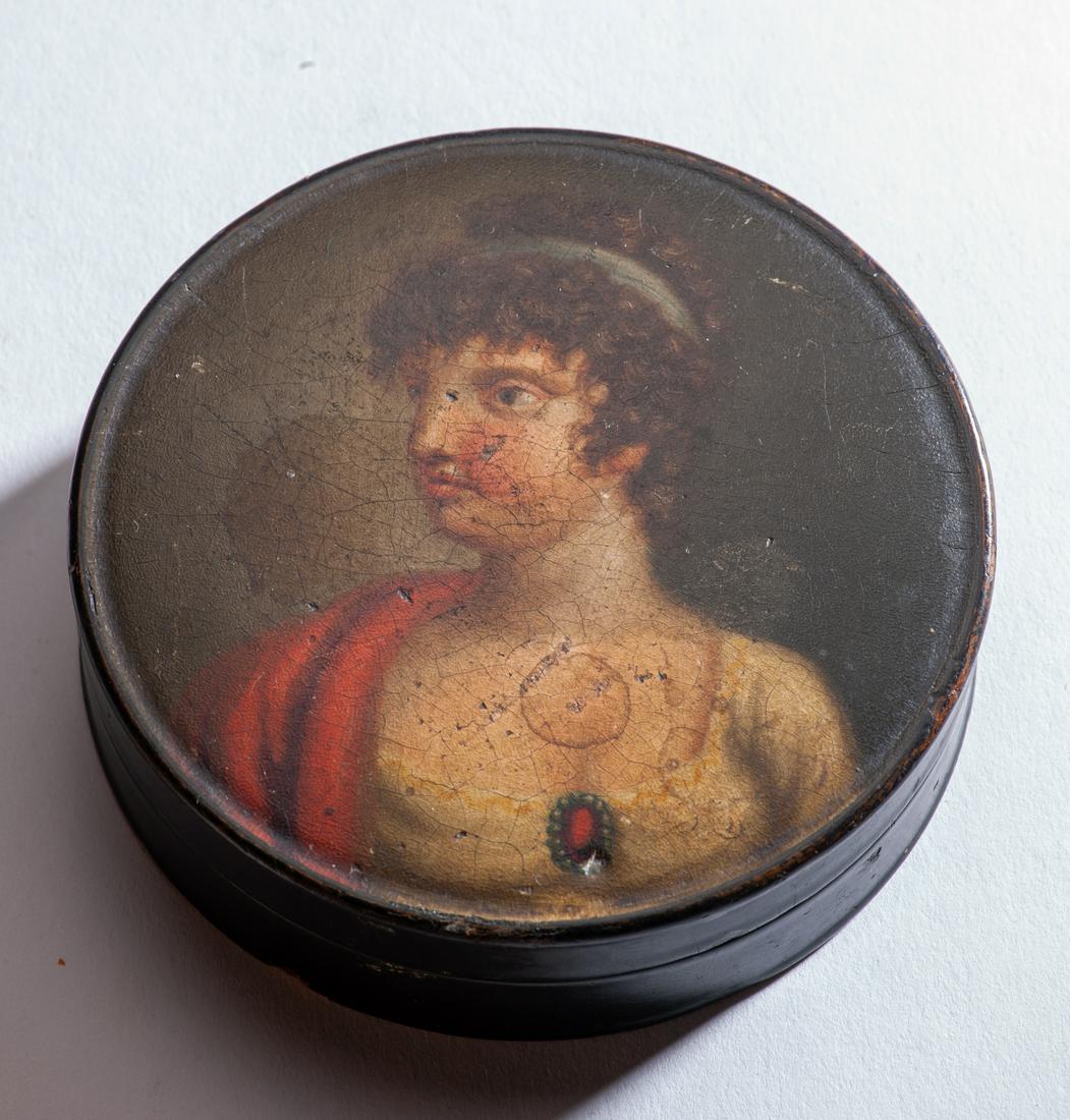 Circular blackened wooden box: Painted miniature portrait of a woman during the 1st Empire. French work of Romantic period 1830 - 1840. Diameter 9 cm, height 2,5 cm. To be restored. Country: FRANCE