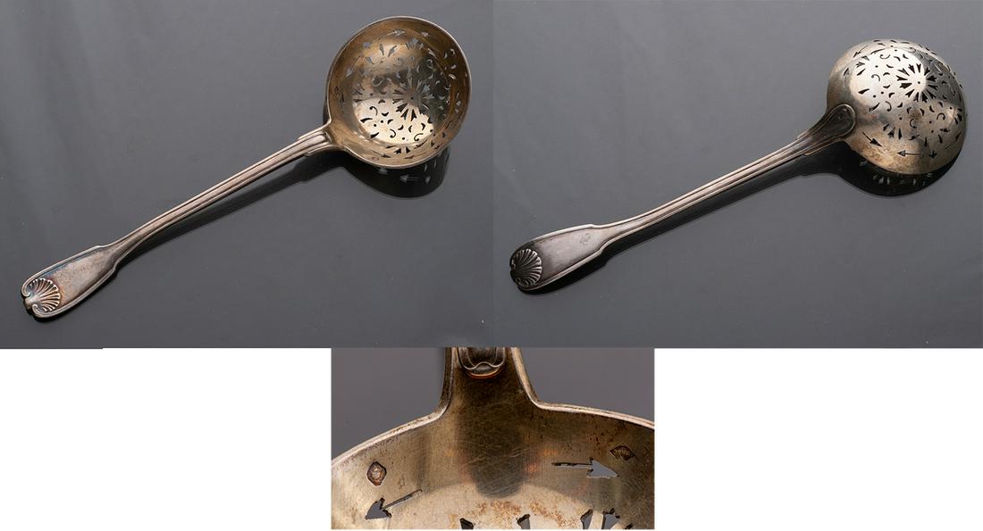 Openwork sugar spoon: Openwork sugar spoon in silver-gilt, with shell spatula. Work late nineteenth, France, guarantee Minerve, silversmith Widow Rulance. & Cie . Length 17.5 cm, weight 57 g. Good quality, good condition.