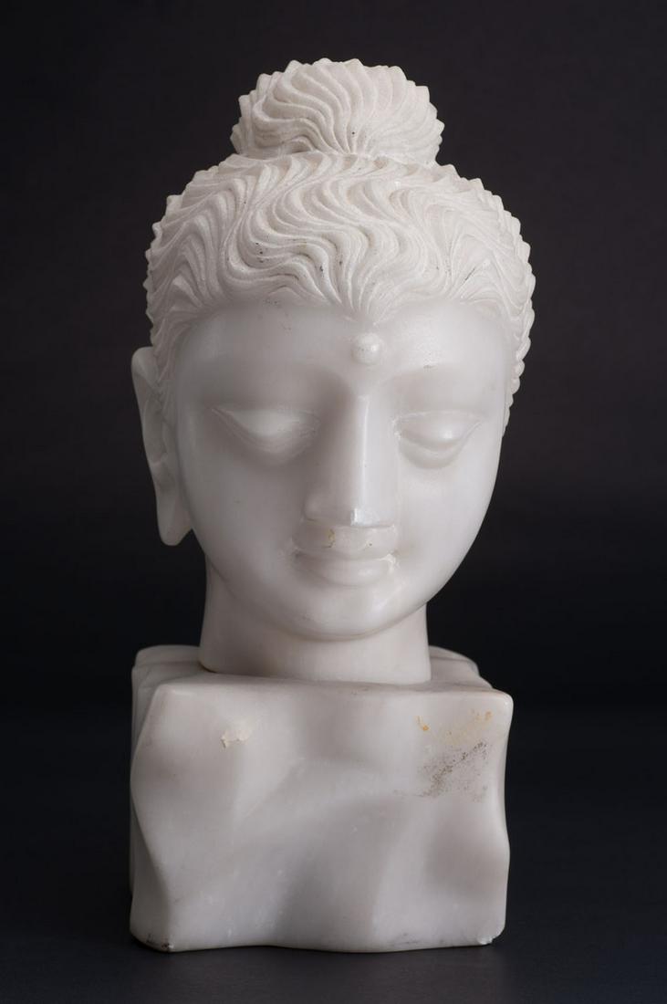 Alabaster sculpture on pedestal about a Hindu character: Shiva's eye on the forehead. Beautiful expressive carving. Good condition despite a very slight lack at the tip of the nose. Height 24 cm, late work of the twentieth. Country: INDIA