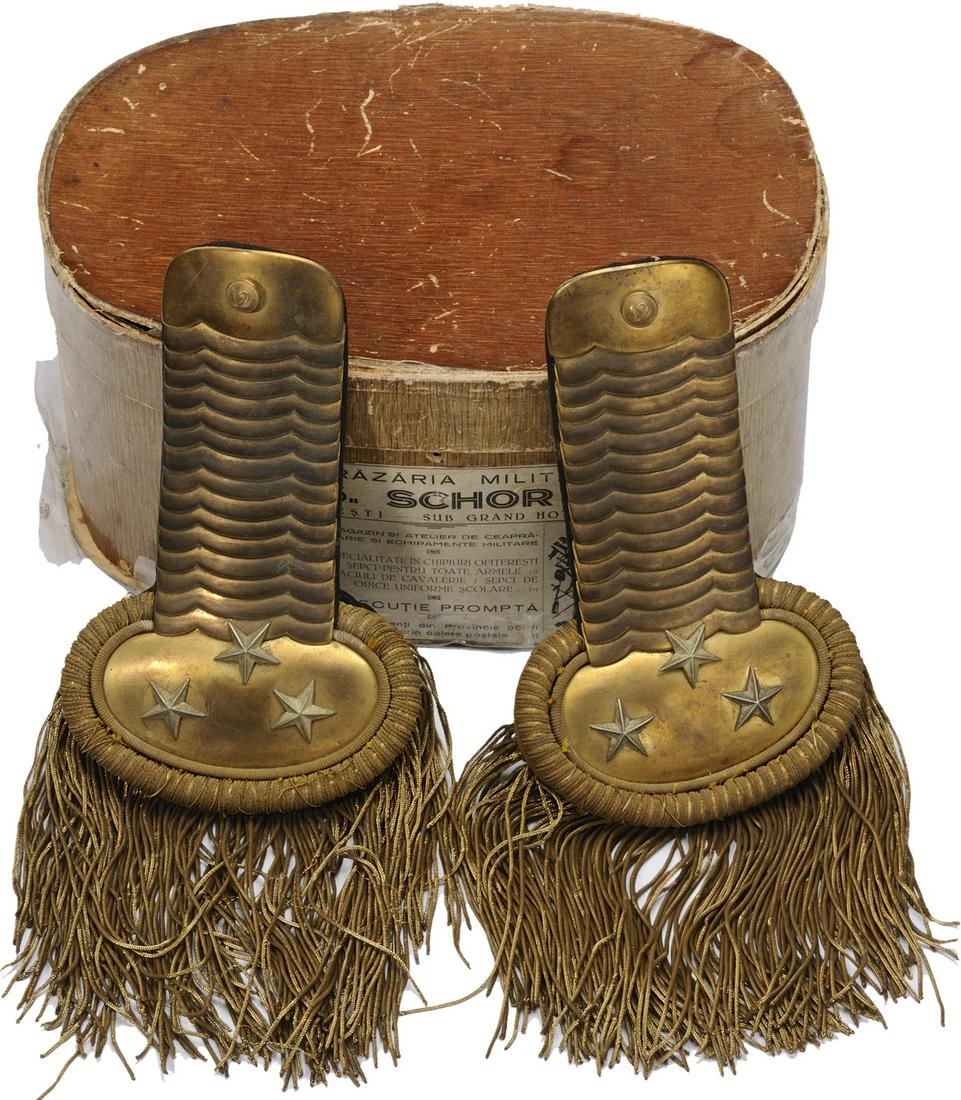 Epaulettes of 12th Artillery Regiment Captain,: Epaulets with brass scales, fringe thin brass and silver metal stars. Good condition. Romanian workshop, stamped "NANCU". I- Country: ROMANIA
