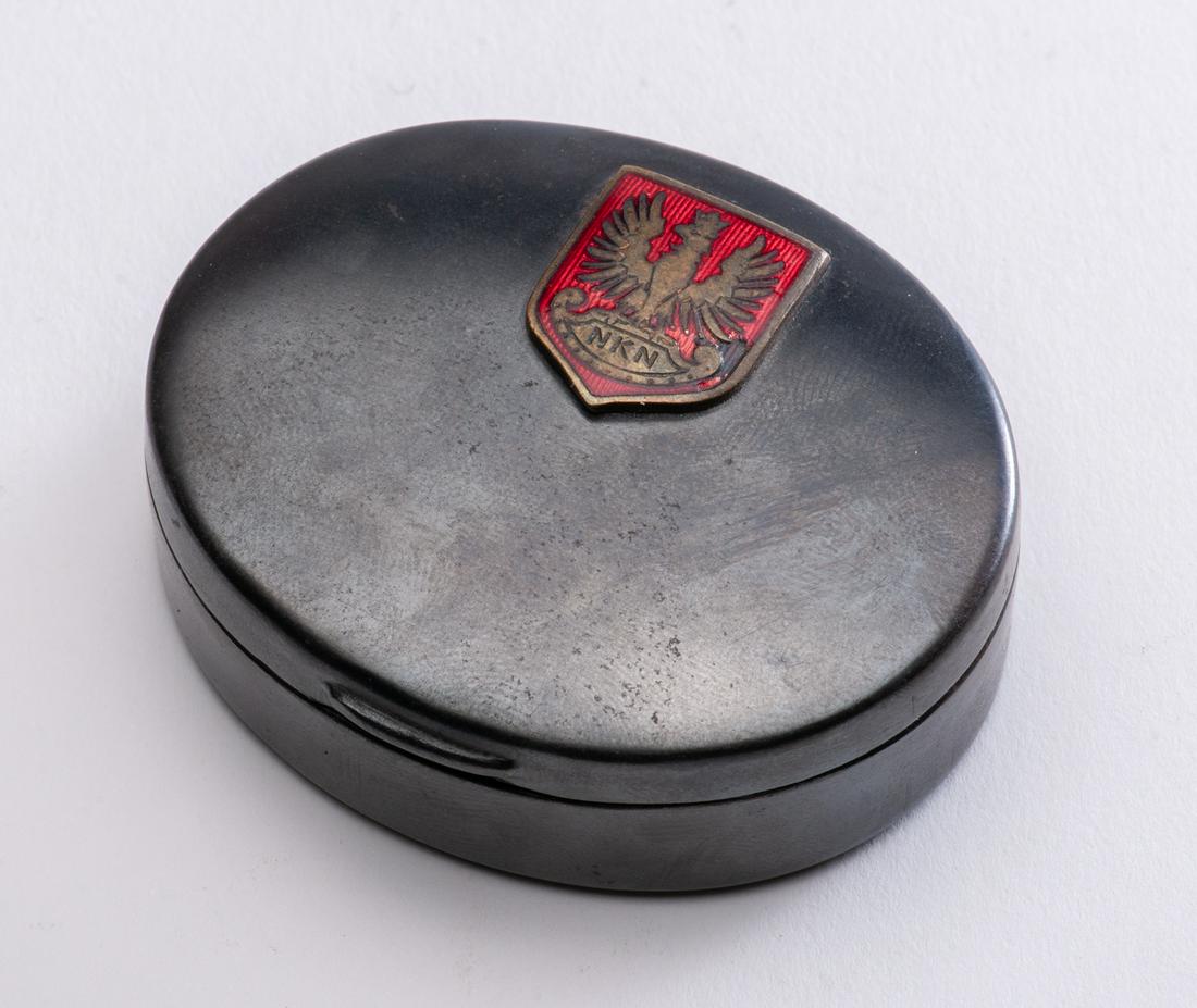 Bakelite oval pills box: Enameled medallion depicting an eagle on the lid. Work circa 1930 Austria-Hungary, in good condition. Dimensions 6 x 5 cm. Country: AUSTRIA