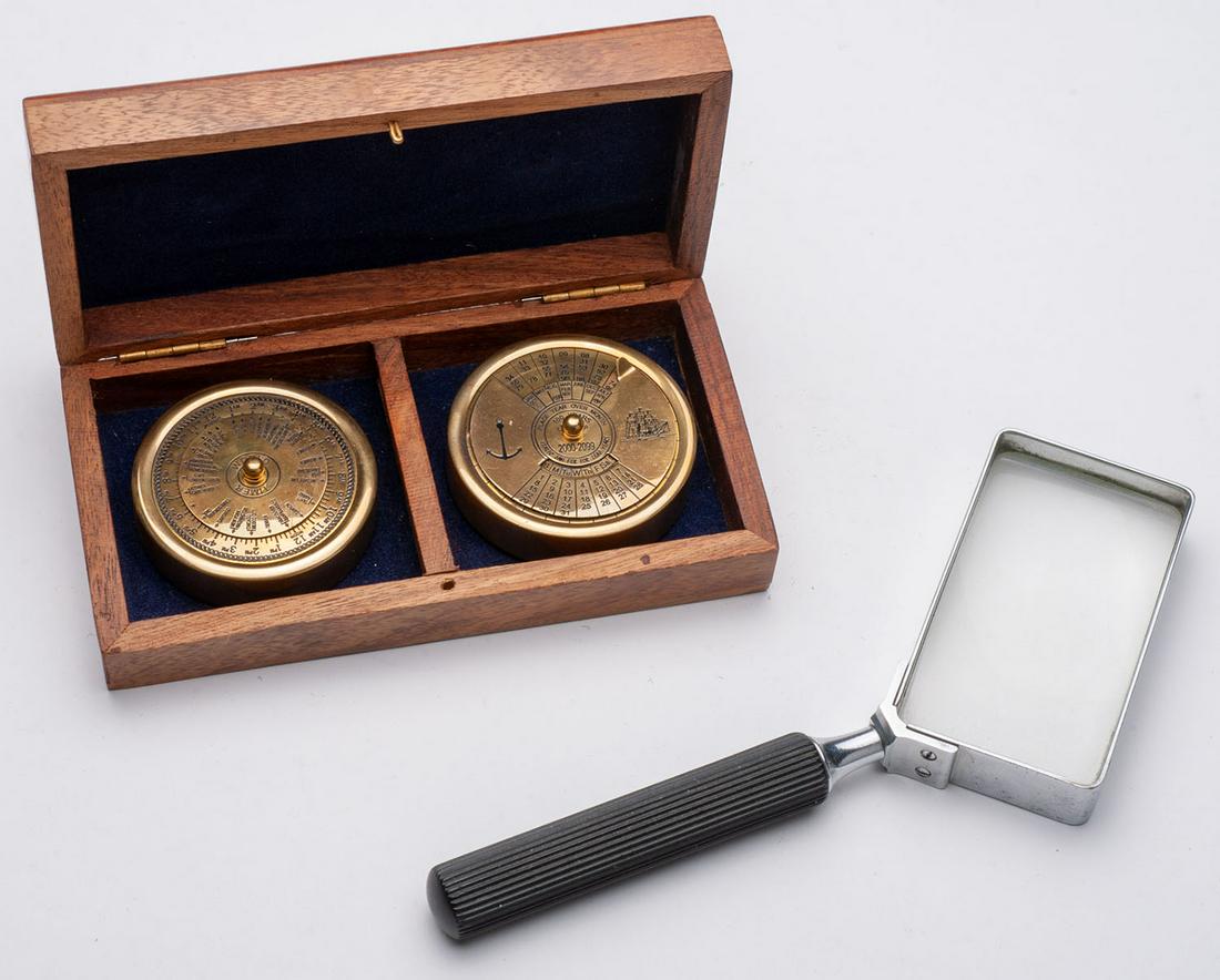 Lot of 2: Box with two bronze and metal dials for nautical use, perpetual calendar from 2000 to 2099 and world timer convertible. Around 1990, diameter 4 cm. Attach: a magnifying glass philatelist handle, high 