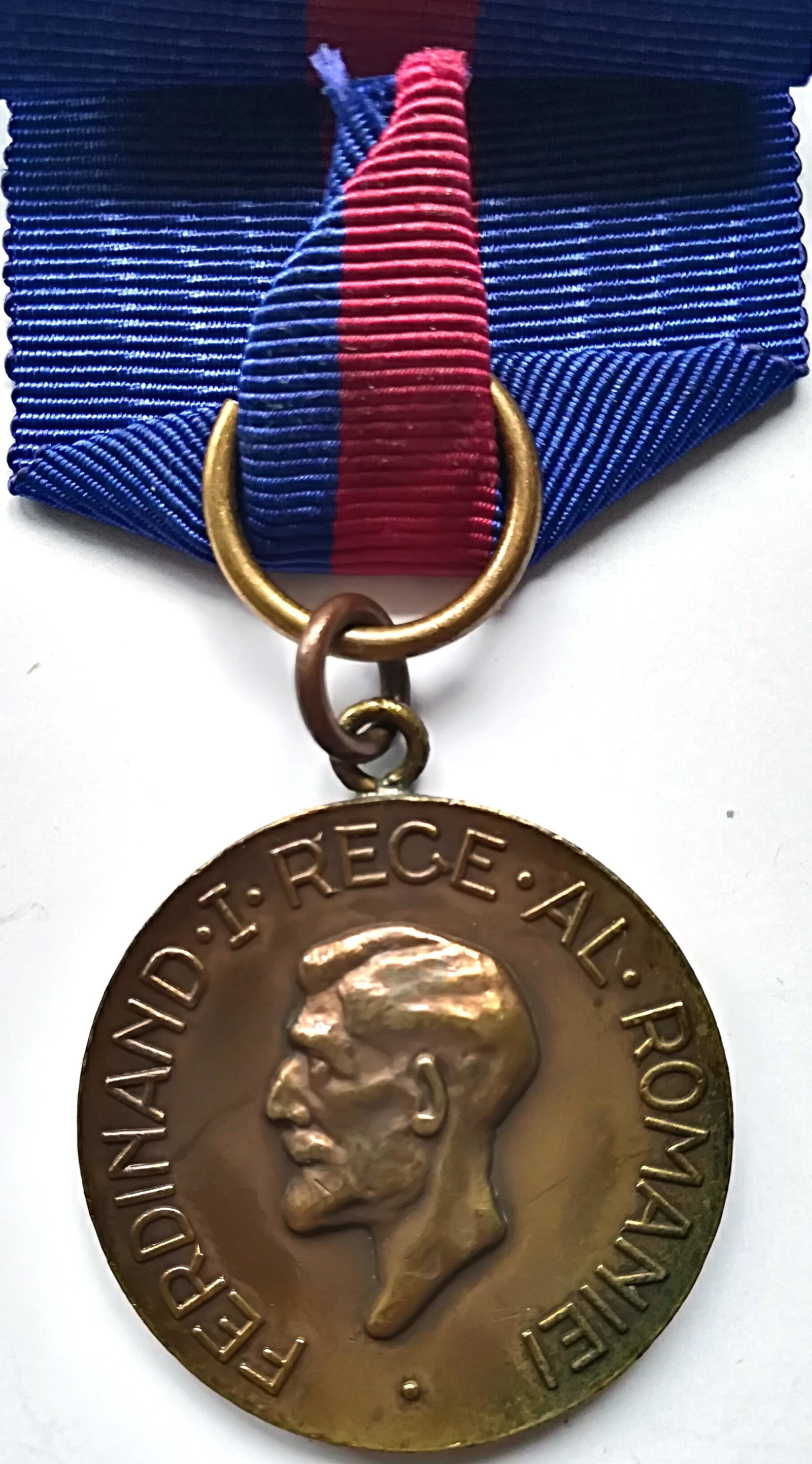 Medal of Ferdinand I, instituted on 10th of May 1929 by: Breast Badge, 31 mm, Bronze, on obverse King Ferdinand I, "small head", on reverse the dates of reign "1914-1927", original ring and ribbon. I ROMANIA