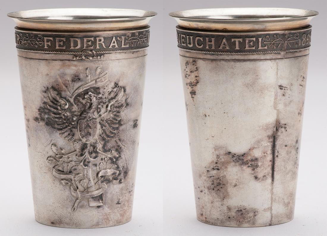 Silver tumbler: Tumbler goblet in silver, conical model dedication "Tir FÃ©dÃ©ral NeuchÃ¢tel", large crest in relief on the body. Guarantee 800, hallmarked, work Switzerland 1898. Good condition. SWITZERLAND