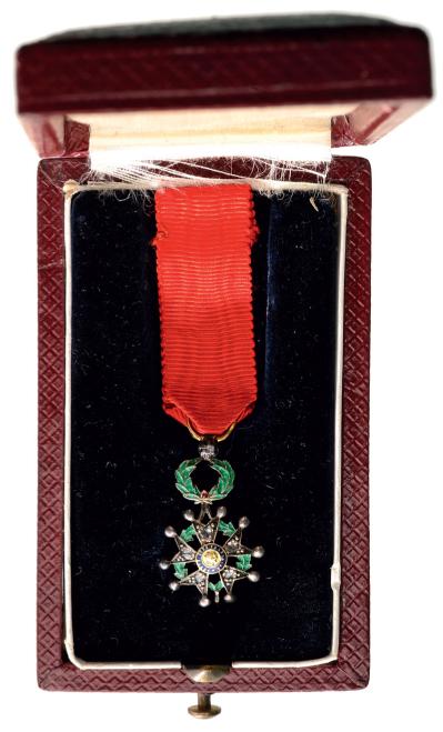 ORDER OF THE LEGION OF HONOR: Knight`s Cross Miniature De Luxe with Brilliants, 3rd Republic (1870-1940), 5th Class. Breast Badge, 26x16 mm, gilt Silver with brilliants, enameled, central medallions GOLD, enameled, original GOLD s
