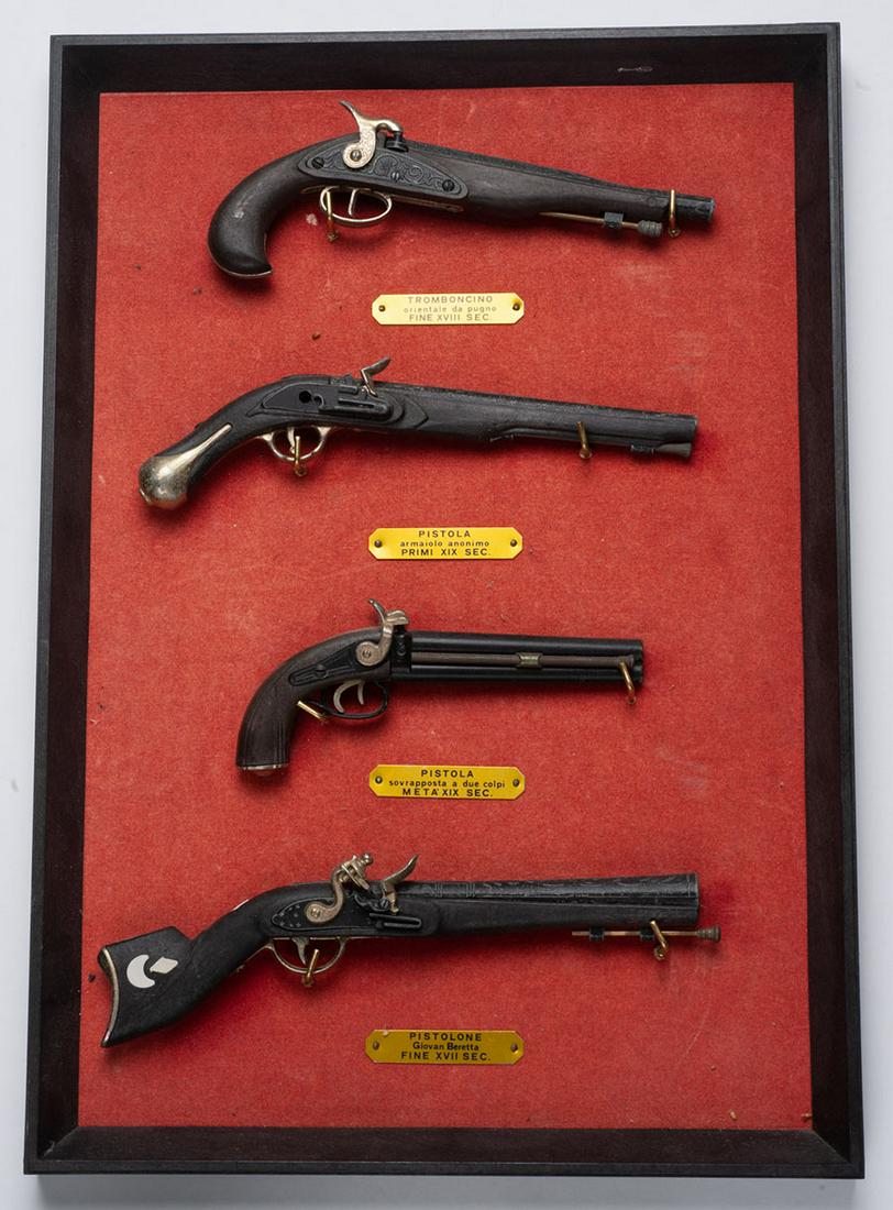 Decorative pistols set: Fun decorative set featuring four old dummy pistol, italian models listed. Work of the '70s, no doubt Italy. Frame 35 x 26 cm, pistols 12 to 18 cm. Good condition. Country: ITALY