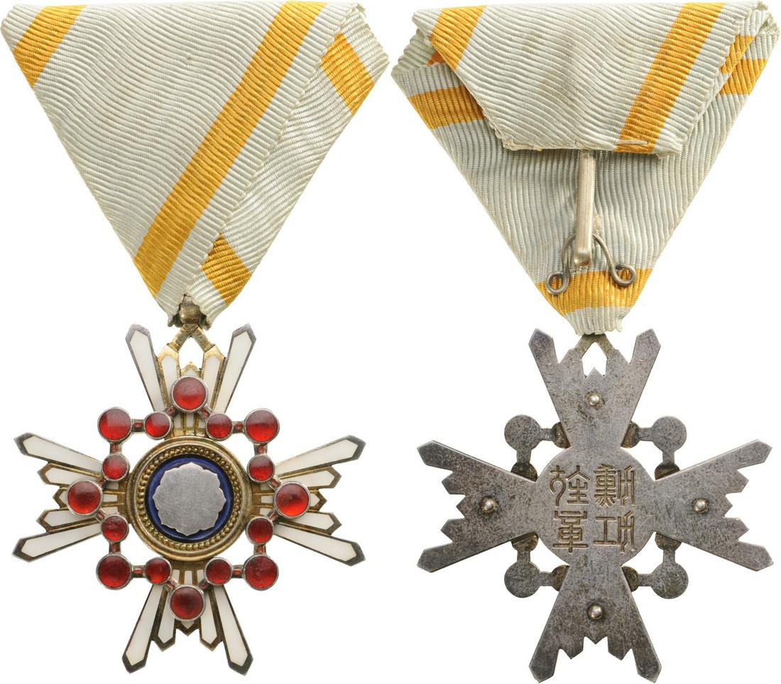 ORDER OF THE SACRED TREASURE (Kunnito zuihisho): 5th Class Cross, instituted in 1888. Breast Badge, 43 mm, Silver, enameled, superimposed part silver, enameled, original suspension ring and ribbon. I Country: JAPAN