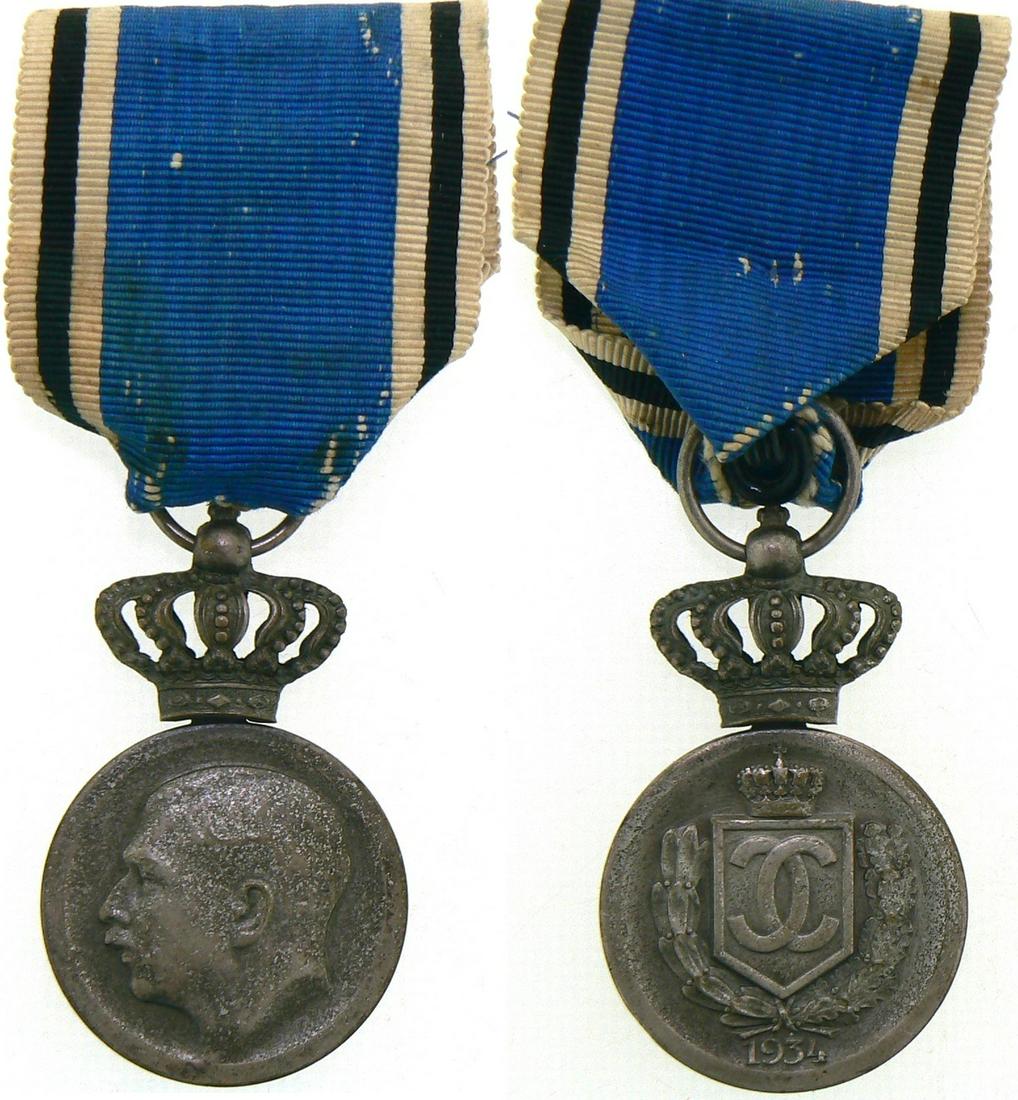 Medal in Rememberance of King Carol I, 3rd Class,: Breast Badge, 51x32 mm, silvered Bronze, original suspension ring and ribbon. Scarce! I R! Country: ROMANIA