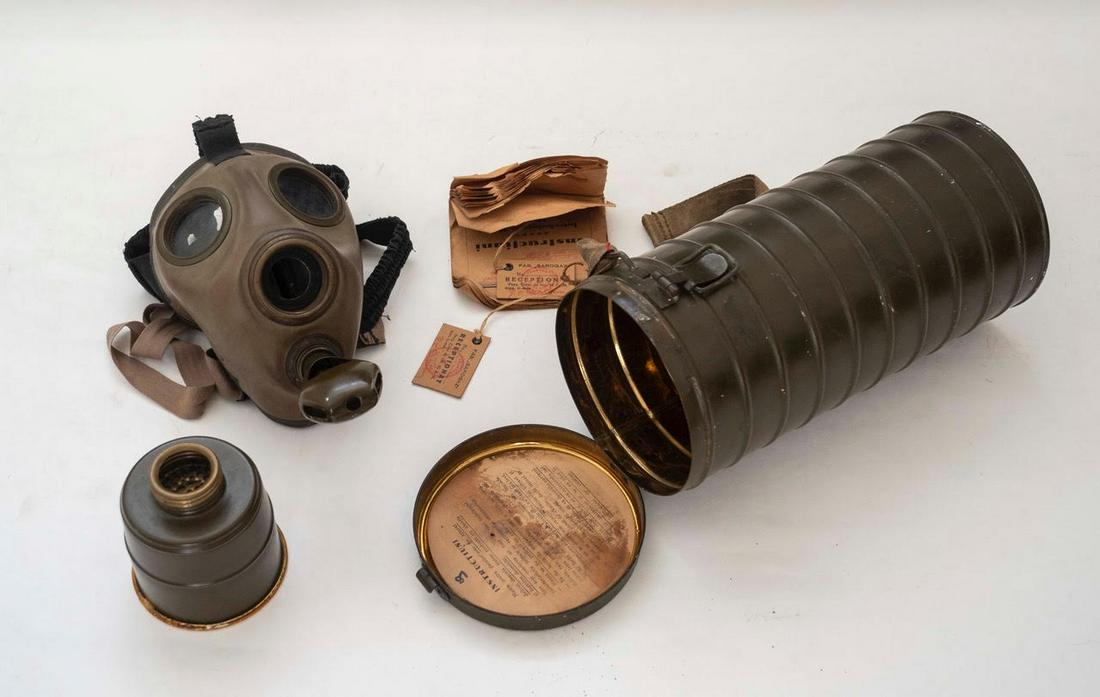 WW2 Civil and Military Gasmask: Original reception label and instructions, metal box and filter. Complet piece. Mint condition, unusued mask. I Country: ROMANIA