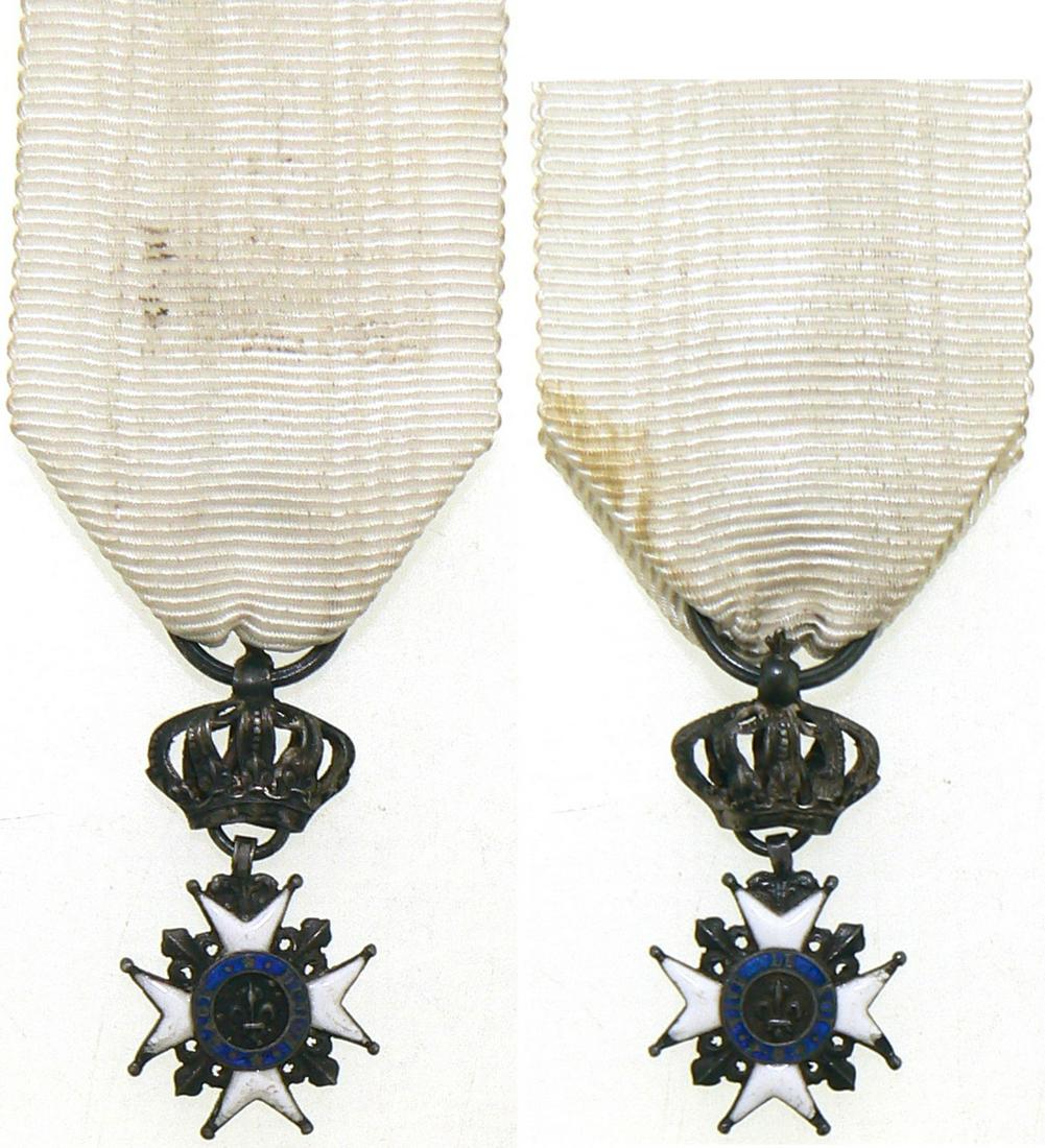 DECORATION OF THE LILY, instituted in 1814: Breast Badge, 14 mm, Silver, both sides enameled (small cracks in the white enamel), original suspension ring. II Country: FRANCE