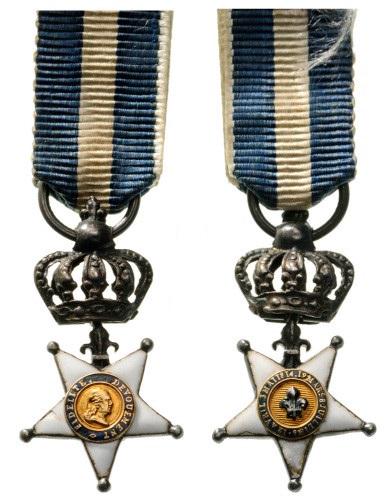 DECORATION OF THE FIDELITY, instituted in 1815: Miniature. Breast Badge, Silver, 13 mm, both sides enameled (minor cracks), both central medallions gold, enameled, original suspension ring and ribbon. I Country: FRANCE