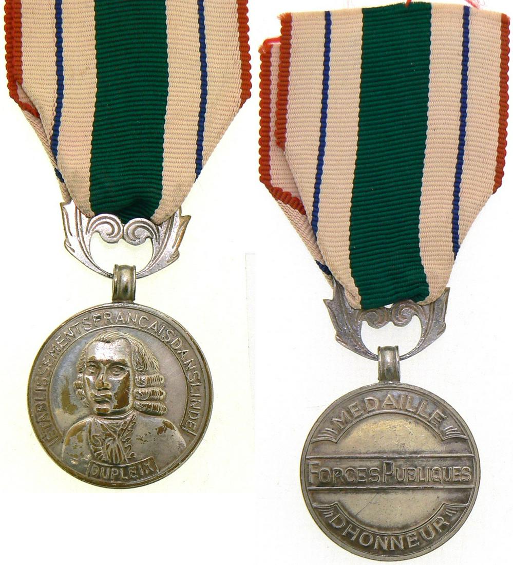 Honor Medal of Indian Public Forces, Etat Francais (so: Breast Badge, 30 mm, silvered Metal, with original ornamented suspension ring and ribbon. Rare and in extremely fine condition! R! I Country: FRANCE
