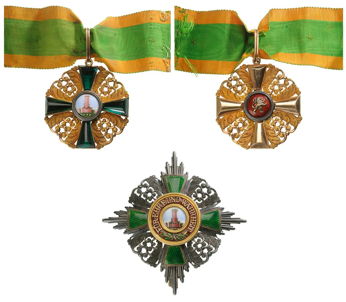 Order of The Lion of Zahringen: Grand Officer's Set: Breast Badge, 54x49 mm, GOLD, set to the obverse with one green, translucent paste each; anked by golden ornaments of stylized foliage; obverse centre medallion with miniature ena