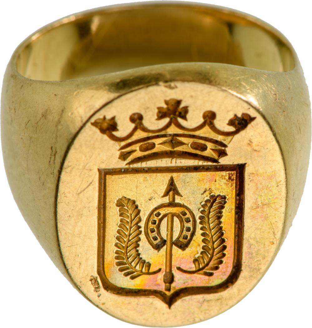 Beautiful Signet Ring: In 18 k gold, armorial kitten of an unlisted motif, undoubtedly fancy about marquis crown, horseshoe, arrow and laurels. Weight 17.6 g, kitten 19 x 15 mm, ring 18 mm in diameter (for little finger), E
