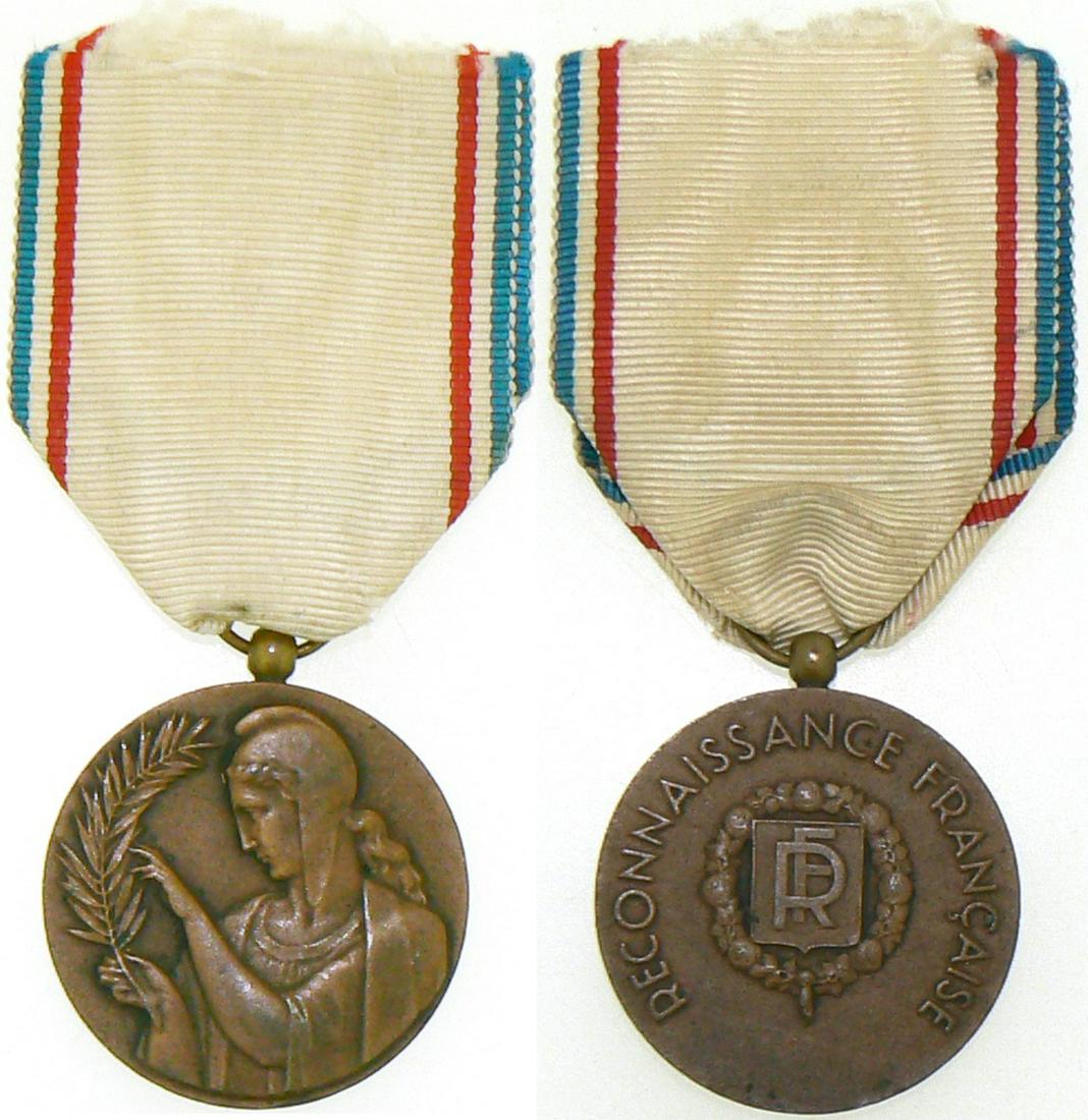 Medal of French Recognition: 2nd Type, 3rd Class. Breast Badge, 32 mm, Bronze, original suspension ring and ribbon. Rare! I