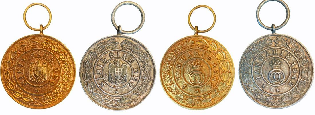Medal of The Royal House, instituted in 1935.: Set 1-2 Classes. Breast Badges, 34 mm, gilt Silver and Silver, original suspension rings. Rare! I