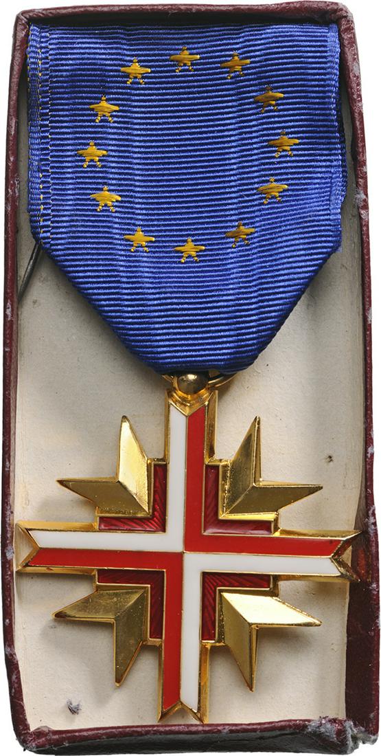European Confederation of War Veterans Cross: Breast Badge, 44 mm, gilt Bronze, enameled, original suspension ring and ribbon, maker`s mark "L.R, Paris", in case. I