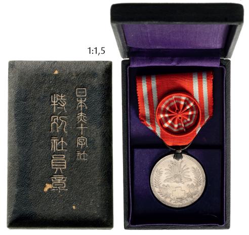 Red Cross Membership Medal, instituted in 1888: Breast Badge, silver, 30 mm, original suspension ring and ribbon with rosette, in original box of issue with Japanese inscriptions on the lid. I