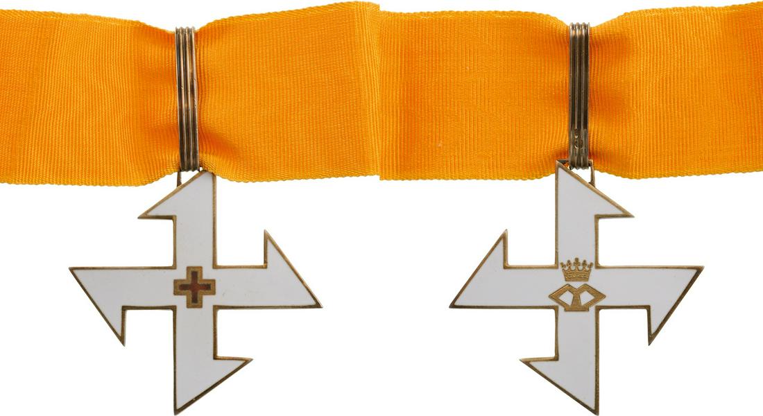 Order of the Queen Maria Cross (1917): Commander`s Cross, 1st Class, 1st Model in gilt Silver, on obverse the small red cross, on reverse the cipher of Queen Maria, original ribbon. Instituted by King Ferdinand 17th of March, 1917 to rewar