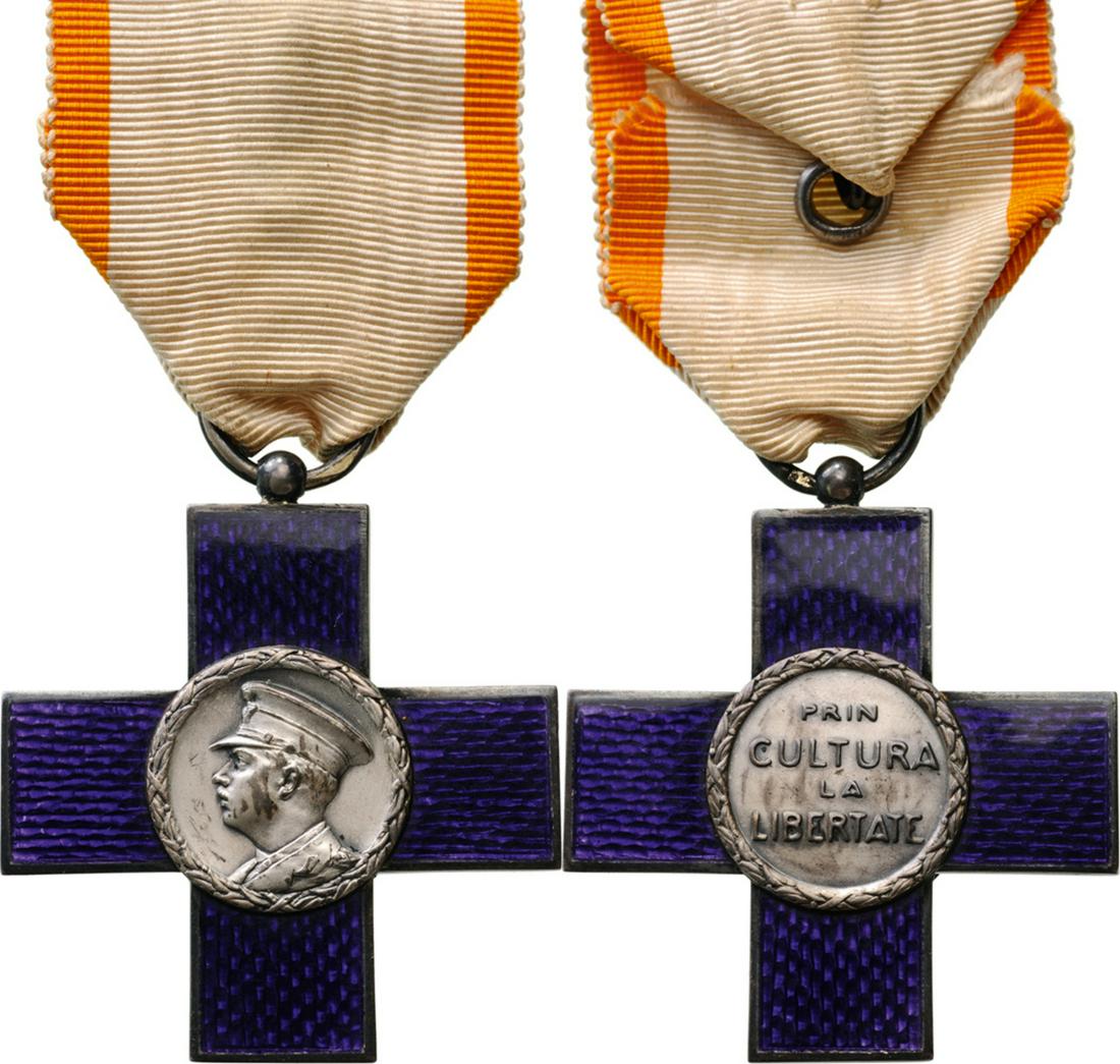 Order of Cultural Merit (1931): Knight`s Badge 2nd Class, 1st Model, in Silver, hallmarked "IR, crown", maker`s mark "RESCH ", on obverse the portrait of King Carol II, on reverse the order`s legend "Prin cultura la libertate" (Thro