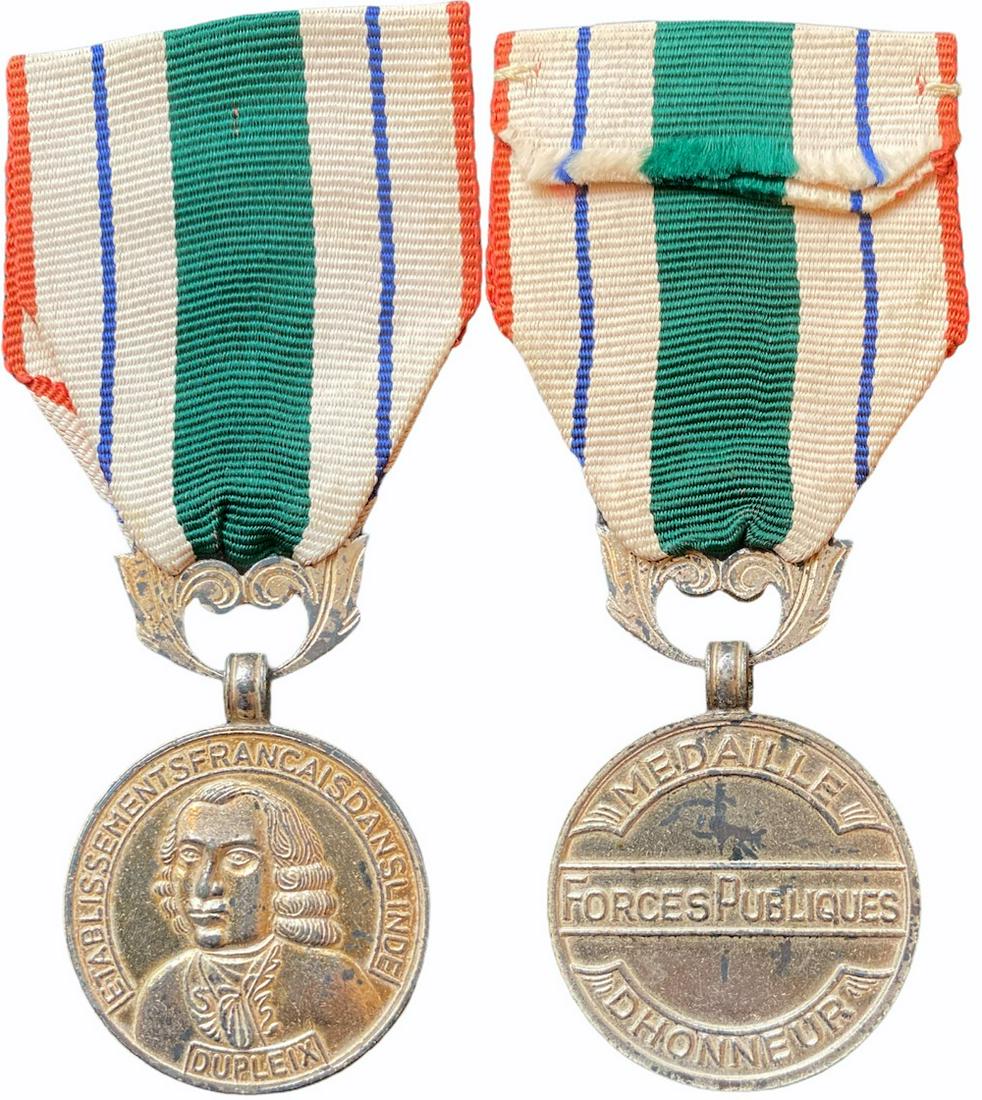 Honor Medal of Indian Public Forces, Etat Francais (so: Breast Badge, 30 mm, silvered metal, with original ornamented suspension ring and ribbon. Rare and in extremely fine condition! R! I