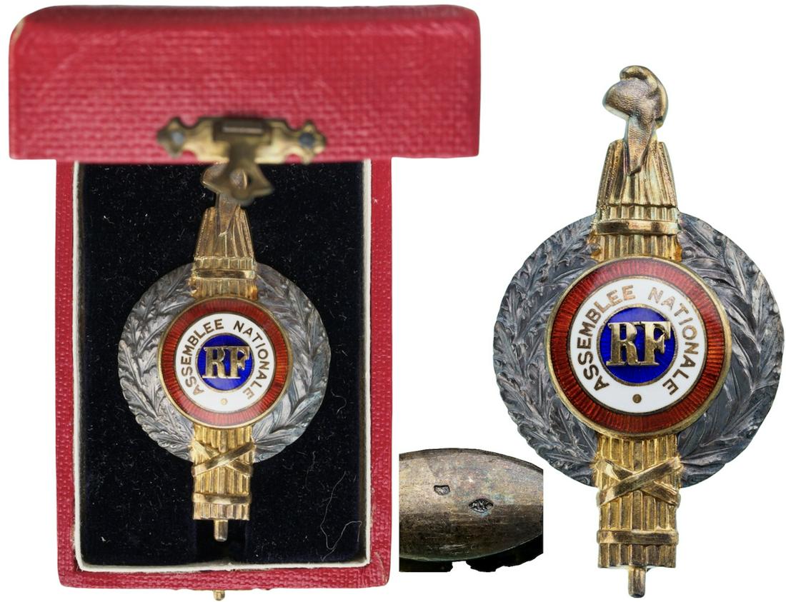 National Assembly Badge, instituted in 1875: Breast Badge, 68x37 mm, gilt Silver, hallmarked, maker's mark "AC", partially enameled, vertical pin on the back, in case of issue. A superb and scarce badge in mint condition! I R!